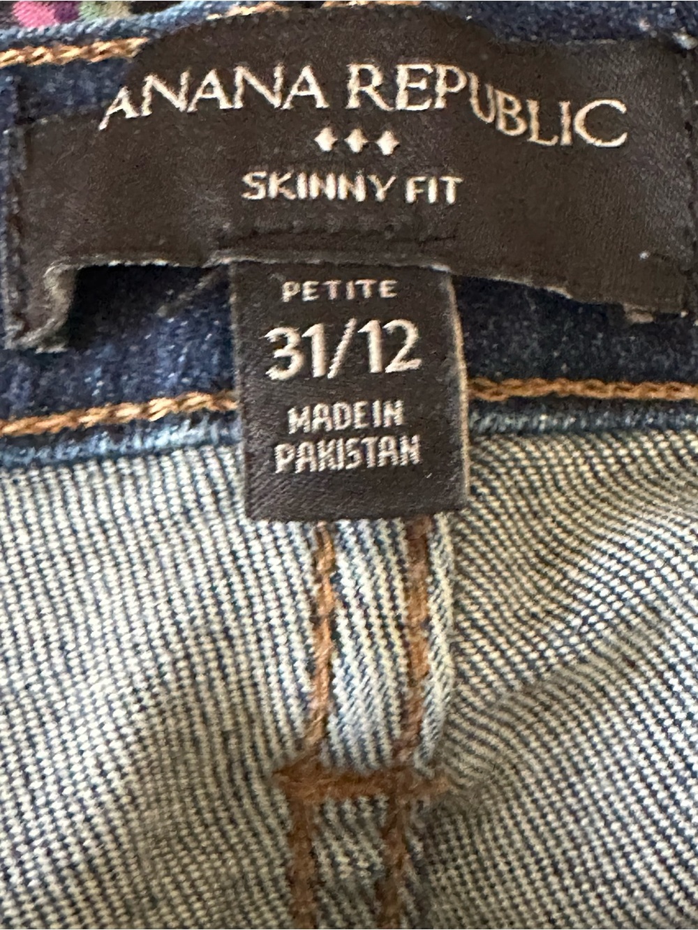 Banana Republic Mid Rise Skinny Fit Jeans. Size 12/31. - Picture 9 of 10